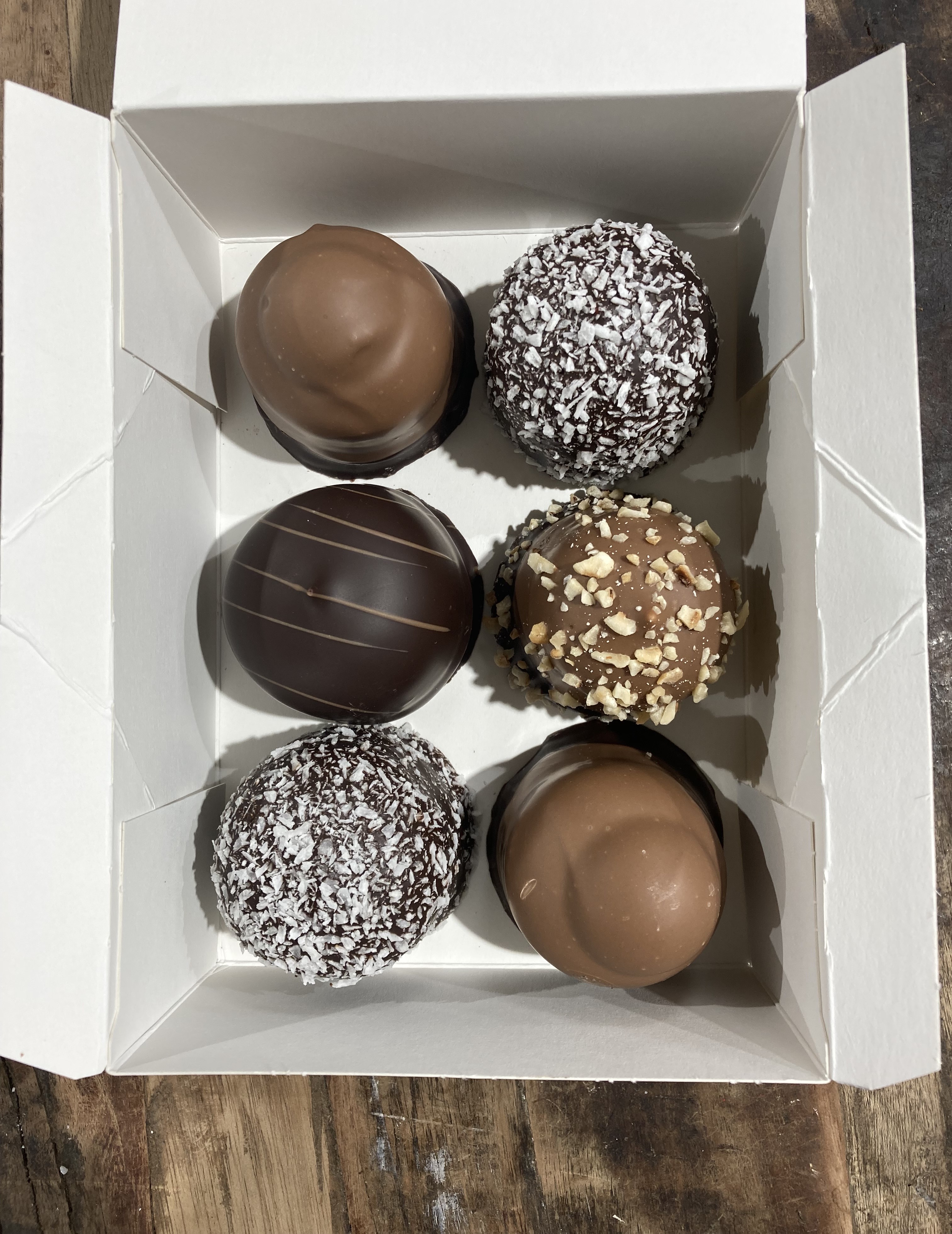 Hænder der holder mobiltelefon og tager billede af blomster